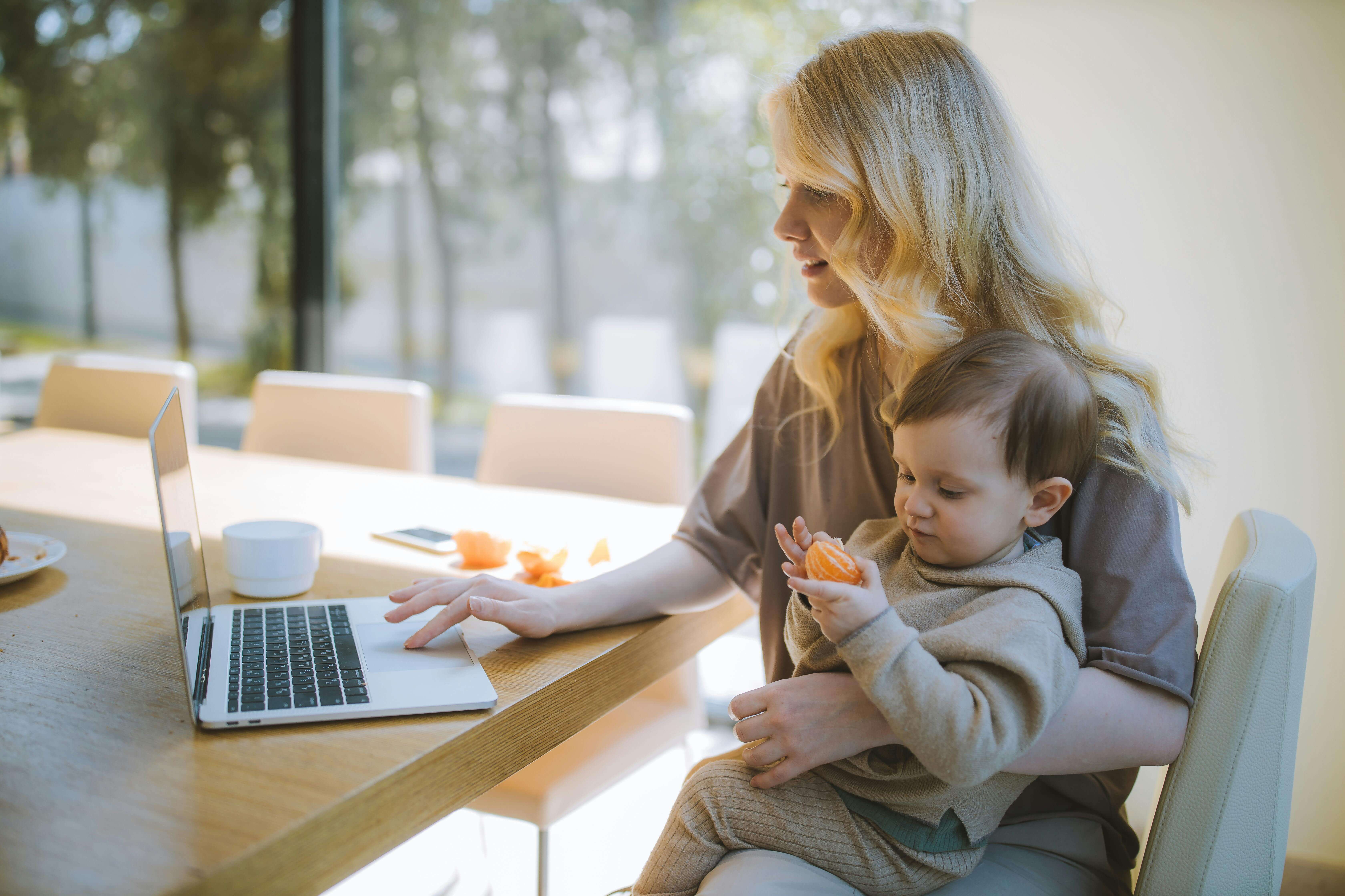 Illustration du télétravail avec un enfant en bas âge