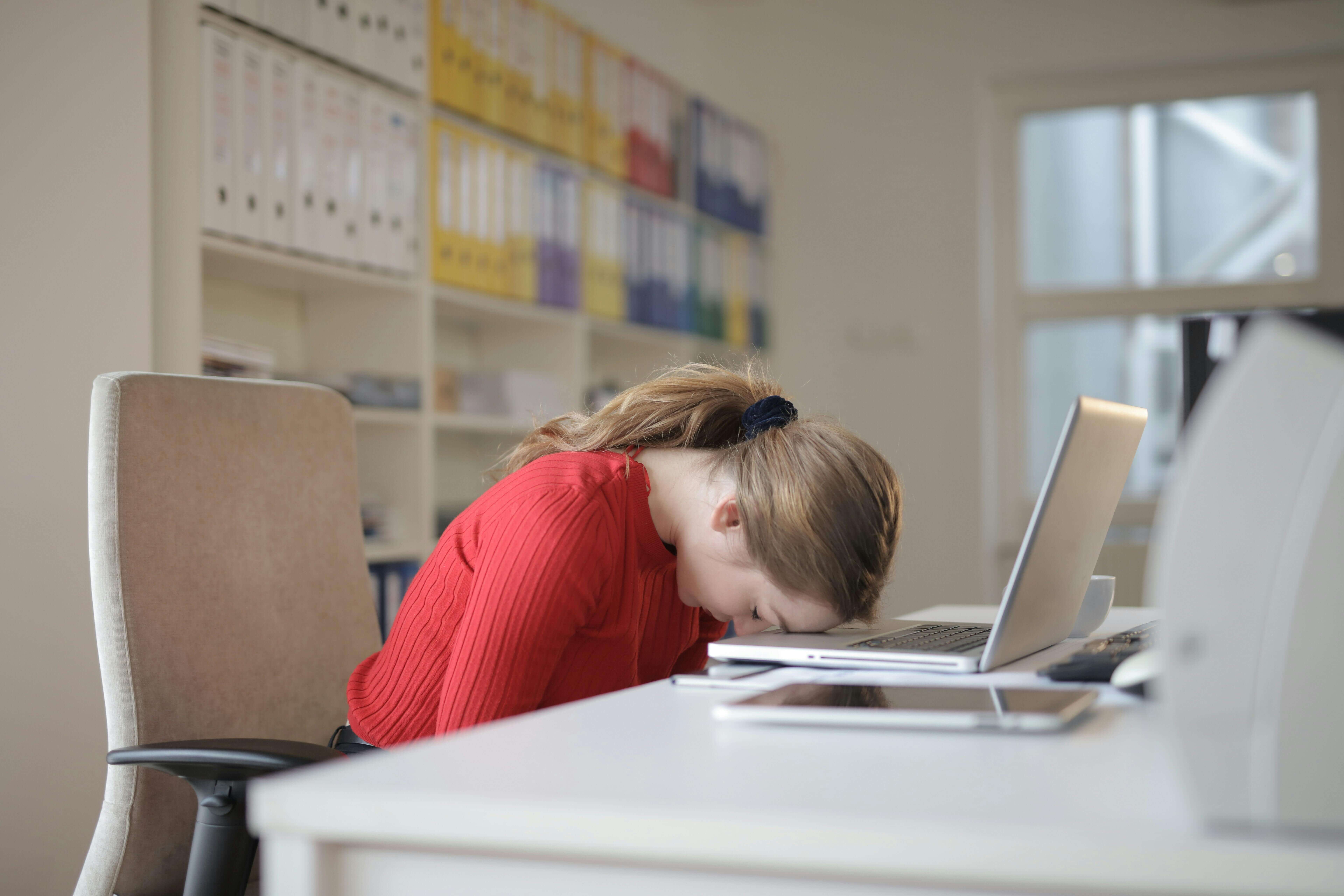 Illustration d'une personne en télétravail