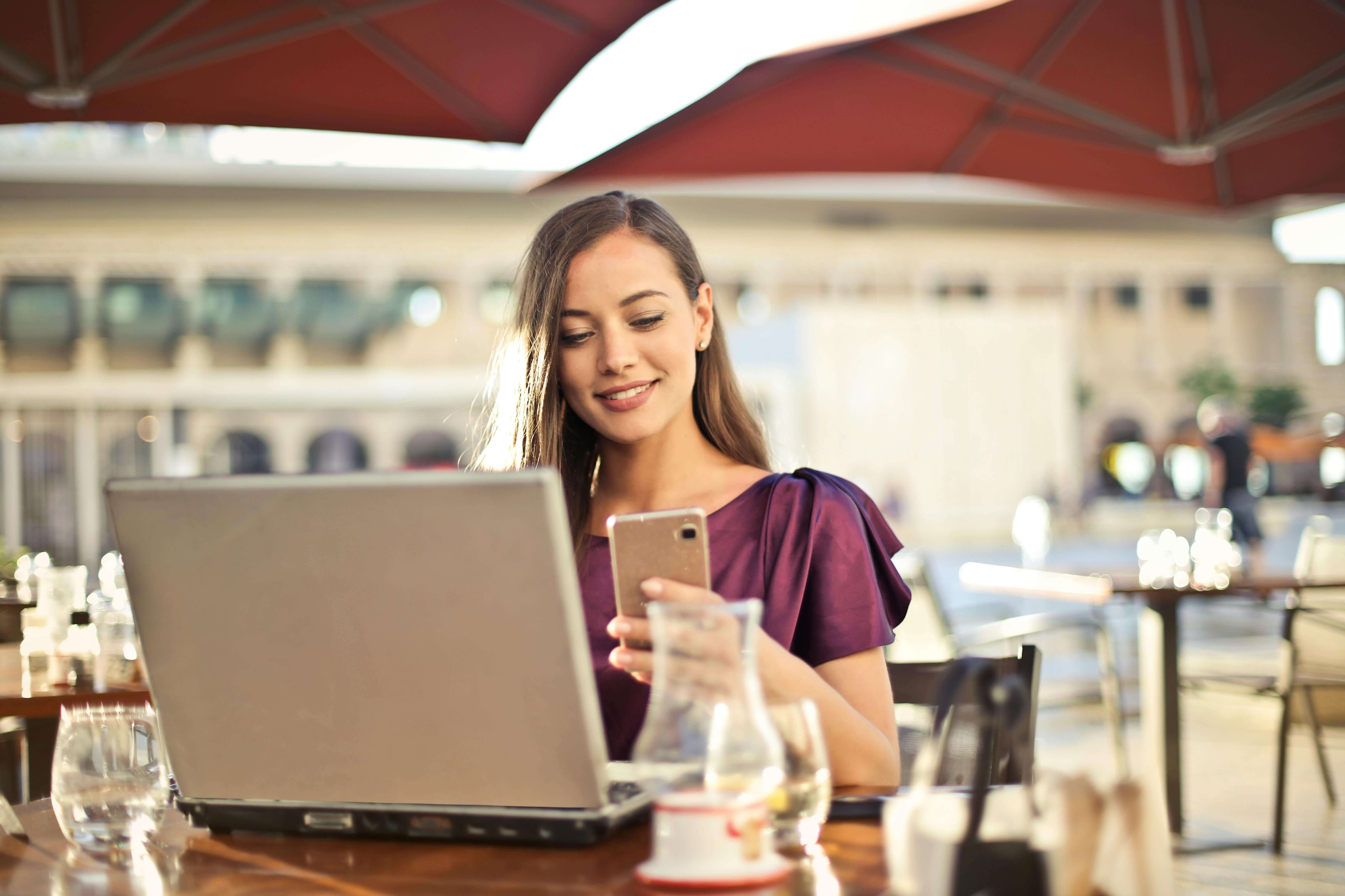 Illustration d'une personne en télétravail depuis une terrasse