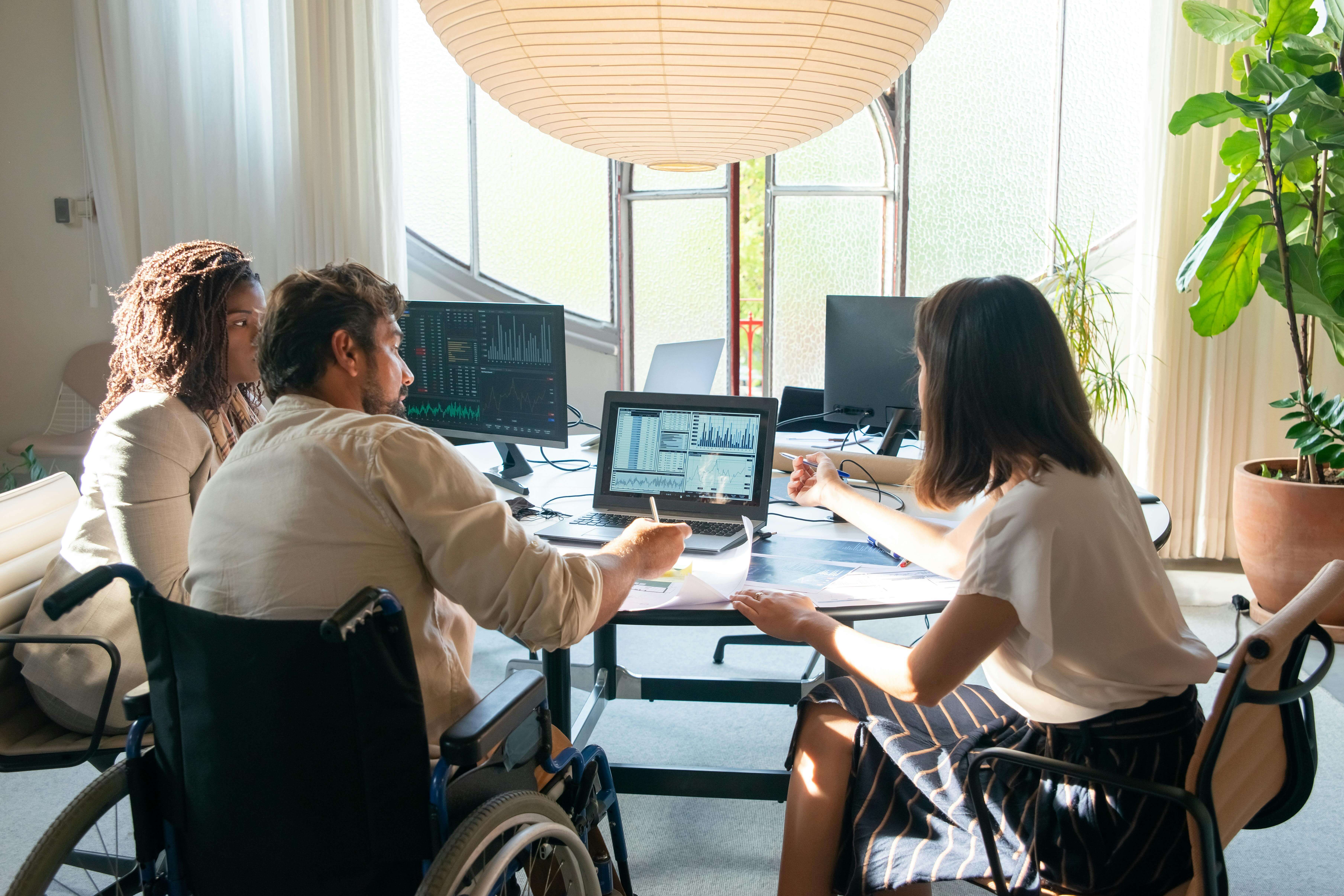 Réunion de travail en présence d'un collaborateur en fauteuil roulant